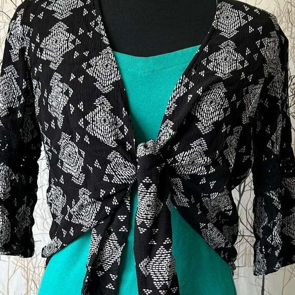 3/4 Bell Sleeves Cropped Shrug Bolero Cardigan Xhilaration Black and White Boho - Picture 2 of 12